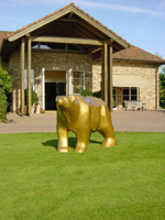 Golden Bear is de koosnaam van Jack Nicklaus. Voor het clubhuis van de door hem ontworpen golfbaan Gut Larchenhof staat een gouden beer als eerbetoon voor zijn prachtige ontwerp