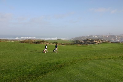 Golfbaan Praia del Rei in Costa D'Oeste, is een van de golfbanen die Go4Golfonline.nl voor een anatrekkelijke prijs in haar programma heeft opgenomen. Deze Portugese golfbaan ligt aan de kust ten noorden van Lissabon en heeft meerdere linksachtige-holes.