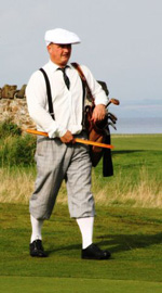 Hickory golf, Deelnemers spelen met de uitrusting en in de kledij zoals die aan het begin van de 20e eeuw gebruikelijk waren. 