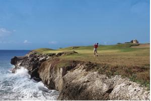 Hoewel Curacao nog geen typische golfbestemming is, beschikt het eiland inmiddels wel over twee golfbanen en wordt de derde golfbaan aangelegd.