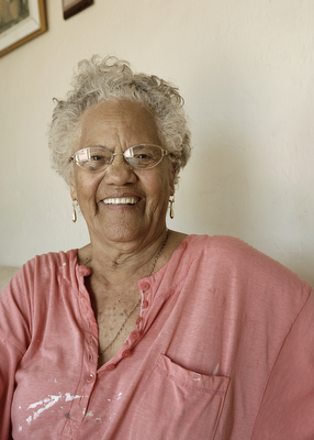 Voor ons wordt het pas interessant als we onderweg bij een traditioneel Arubaans huisje stoppen. Op ons verzoek mogen we het bezichtigen. Zo ontmoeten wij Estefana Tromp, een goedlachse 80-jarige Arubaanse die ons in a nutshell haar levensgeschiedenis vertelt. 