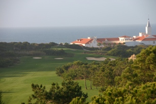 Golfbaan Praia del Rey. Bij Nederlanders die de Costa D’Oeste en de regio Lissabon aandoen is dit een bekende en veelal ook geliefde golfbaan. Praia del Rey is een linksachtige golfbaan. Dat is het best te zien bij de holes langs de zee. 