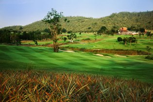 Banyan Resort & Golf is 1e Runner Up: "Best Clubhouse in Asia-Pacific"<br />
en 2e Runner Up "Best Golf Course in Thailand".<br />
Er zijn 280 golfbanen in het Thailand en dat maakt het winnen van deze prijs een fantastisch prestatie voor het Banyan Resort & Golf Club, welke slechts 2 jaar bestaat. Thaise Country Club heeft gewonnen in deze categorie en is een gerenommeerde club sinds 1996. <br />
Tot op heden heeft het Banyan Resort & Golf 5 awards ontvangen . Deze omvatten de prestigieuze nationale prijzen voor ‘Service Excellence’,  "Top 20 Golf Course in Thailand" en "Beste 10e Hole in Thailand".<br />
