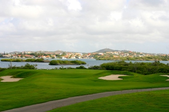 De Old Quarry Golf Course Op Curaçao. Op nagenoeg alle holes is de zee of de baai Spaanse Water zichtbaar. Enkele holes lopen vlak langs het jachthaventje van het resort Santa Barbara. <br />
