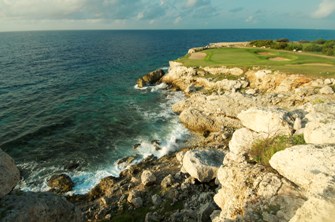 Blue Bay Golf Curaçao is zonder meer uitdagend. Hole 5 (par 3) is de signature hole waarbij je over het water naar beneden naar de green moet spelen. Een goede inschatting van je ijzer is hier cruciaal. Omdat de green beneden je ligt ben je gauw geneigd een iets korter ijzer te nemen, maar pas op: te kort betekent hier dat je bal of tussen de rotsen of in het water ligt.<br />
