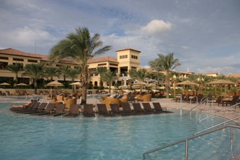 Een van de luxere onderkomens op Curaçao is het net geopende Hyatt Regency Curaçao. Het hotel ligt aan de uiteinden van de Spaanse Baai. De ligging is prachtig en uniek voor het eiland. In tegenstelling tot veel van de resorts op het eiland die langs de Jan Thiel baai liggen, is dit hotel gesitueerd in een rustige omgeving met mooie stranden, zwembaden en enorm veel faciliteiten (Spa, Tennis, Duikschool vlakbij, etc.). En niet onbelangrijk, naast de golfbaan The Old Quarry. Het hotel is sfeervol ingericht en straalt luxe uit. <br />
