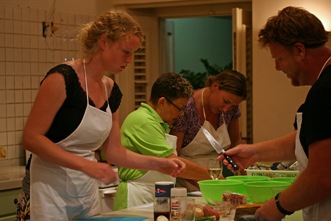 Zelf koken kan ook, Bij Angelica’s Kitchen worden kooklessen georganiseerd in Antilliaans koken. Onder de bezielende leiding van Clarita wordt, met een glas wijn in de hand, gekokkereld in de grote keuken