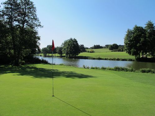 we hole 10 is een van de meest uitdagende holes van Stoke by Nayland Golf Club in het Engelse Essex. Voor de heren een par 4, voor dames een par 5 (320 meter). Hoewel de 350 meter dogleg voor de heren te doen is, is vooral de langgerekte vijver langs de fairway en uitmondend voor de green , een flinke hindernis.