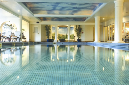 Bij Stoke by Nayland is in 2000 een hotel gebouwd met een professionele spa en fitness afdeling. Na het golfen kunnen de vermoeide ledematen daar weer gemasseerd worden. Of je kunt een duik nemen in het zwembad.<br />
