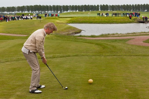  Golfbaan Regthuys; Lodewijk Klootwijk, directeur NVG, die de eerste (tweede) bal slaat op diezelfde Dijkhole.(foto: Bert van der Toorn)