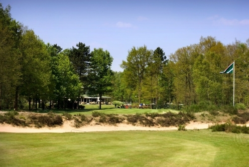 Golfclub De Gelpenberg hole 18 met de enorme zandbunker over de hele breddte van de fairway 