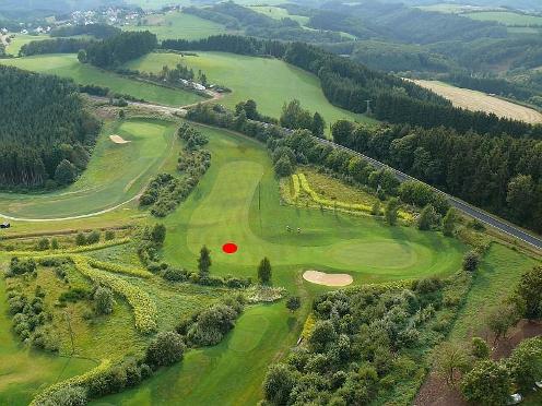 Luchtopname van hole 16 van Golfanlage Lietzenhof in Waldeifel. (Foto: Golfanlage Lietzenhof)
