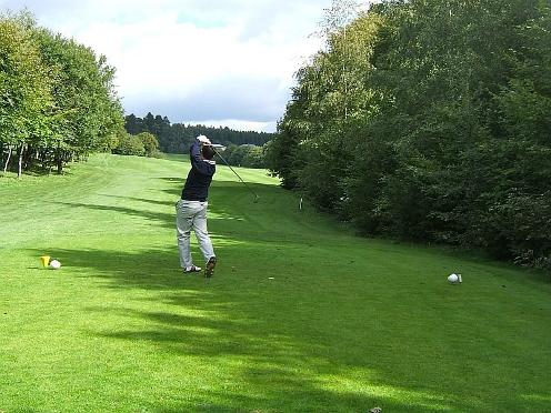 Afslag hole 3 van Golfanlage Lietzenhof in Waldeifel. (Foto: Golfanlage Lietzenhof)