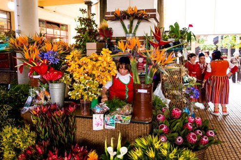Een bezoekje aan de overdekte boerenmarkt in het centrum van Funchal geeft een idee van wat leven op een subtropisch eiland kan brengen. Hier zijn ook buiten het seizoen de bijzondere bloemen te vinden waar Madeira bekend om staat (Foto en Copyright: Bert van der Toorn)