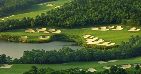 Golfers zijn reislustige types, maar waarom de hele wereld overvliegen als je op Mission Hills [[link|http://missionhillschina.com|missionhillschina.com|nieuw]] in het zuiden van China in vijf dagen op vijf continenten kunt spelen. 