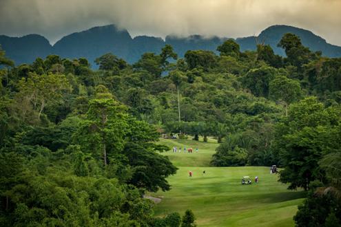 Golfbaan in Thailand Rajjaprabra Dam Golf Course in Surat Thani. 