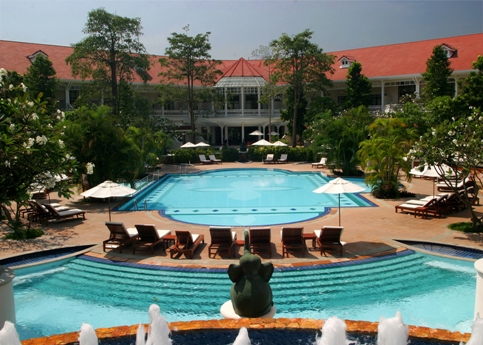 Zwembad bij het het 5-sterren resort Centara Grand Beach Resort in Thailand