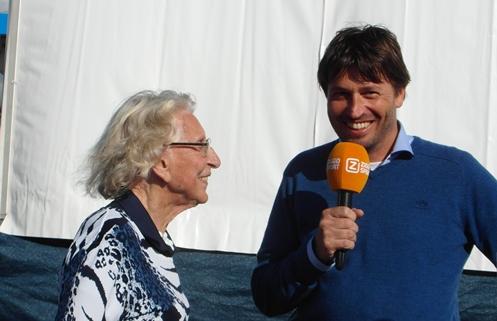 100-jarige Susan Hosang met interviewer Robert-Jan Derksen. (foto: Leo van de Ruit
