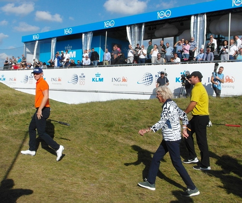Walk of fame van Susan Hosang met Partick Reed op de  Beat the Pro hole13 van golfbaan The International waar het 100ste KLM dutch Open wordt gehouden. (foto: Leo van de Ruit)